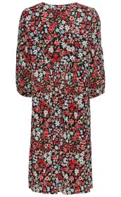 Rückansicht eines Viskose-Kleids mit schwarzem Hintergrund und buntem, dichtem Blumenmuster in Rot, Weiß und Blau, halblangen Ärmeln und taillierter Raffung.