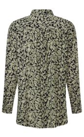Schwarze Bluse mit langem Arm, durchgehend mit beigem und grünem floralen Muster bedruckt, Rückenansicht, umgelegter Kragen, leichte Falten am Rücken, Manschetten mit Knöpfen