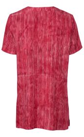 Rückansicht einer kurzen, roten Viskose-Bluse mit feinen vertikalen Linienmuster, kurzem Arm, rundem Halsausschnitt und seitlichen kleinen Schlitzen am Saum.