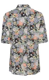 Rückansicht einer kurzärmligen Viskose-Mix-Bluse mit floralen Mustern in Pastellfarben auf schwarzem Hintergrund, locker geschnitten, mit Hemdblusenkragen.