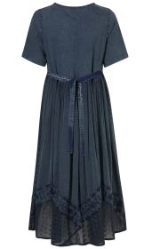 Dunkelblaues Viskose-Kleid mit kurzen Ärmeln, rundem Ausschnitt, Taillengürtel und langer, plissierter Rockpartie mit dekorativer, transparenter Spitze am Saum, Rückansicht.