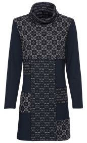 Dunkelblaues Viskose-Mix-Shirt mit langem Arm und Rollkragen, vorne mit einem grauen und schwarzen geometrischen Patchwork-Muster aus Quadraten und floralen Elementen.