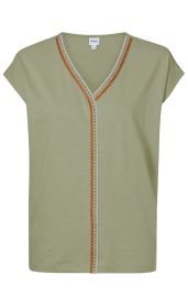Baumwoll-Shirt in hellem Olivgrün mit V-Ausschnitt, kurzen Ärmeln und dekorativem Zierband in Orange und Hellblau entlang des Ausschnitts und der Mitte vorne