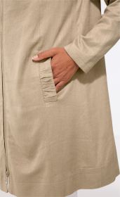 Hand steckt in seitlicher Tasche einer hellbeigen Viskose-Mix-Jacke mit Reißverschluss, Ärmel lang, Stoff leicht strukturiert, Taillierung sichtbar
