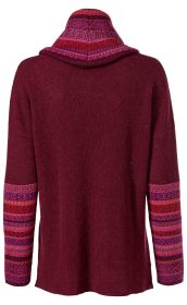 Rückansicht eines burgunderroten Alpaka-Pullovers mit langem Ärmel, gemusterten Ärmelabschlüssen und versetztem, farbig gemusterter Kragen in Rottönen, Pink und Orange