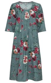 Blaugrünes Baumwollkleid mit floralen Mustern in Rot, Weiß und Orange, halblange Ärmel und rundem Ausschnitt, lockere Passform mit vertikalen Falten am Oberteil.