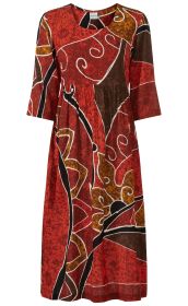 Viskose-Kleid mit 3/4-Ärmeln, abstraktem Muster in Rot-, Braun- und Orangetönen, Rundhalsausschnitt, knielang, locker fallend, leichte Struktur im Stoff, florale und geschwungene Linien-Designs