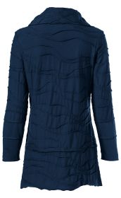 Dunkelblaues langärmliges Baumwoll-Shirt mit stehkragen, Rückansicht, strukturierte wellenförmige Nähte über die gesamte Fläche, leicht taillierte Passform, längere Länge bis zur Hüfte
