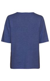 Leinen-Mix-Pullover in Blau, kurze Ärmel, gerader Schnitt, Rückenansicht, feine Strickstruktur, schlichtes Design, leichter Sommerpullover, ohne Muster oder Verzierungen.