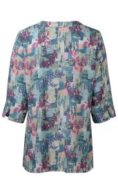 Rückansicht einer Modal-Tunika mit 3/4-Ärmeln, abstraktem Farbblockmuster in Pastellfarben, verziert mit pinken und blauen Blättermotiven, lockere Passform, runder Halsausschnitt