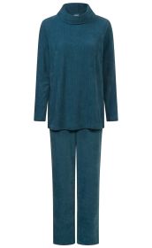 blauer weicher Cord-Anzug bestehend aus langärmligem Rollkragenpullover und geraden Hosen, locker geschnitten, einfarbig, komfortabler Freizeit- oder Loungewear-Look