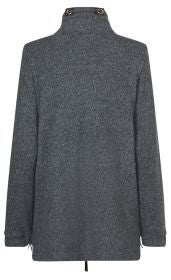 Rückansicht einer grauen Baumwoll-Jacke mit langem Arm, hohem Kragen mit zwei Metallösen und braunem Lederband, gerade geschnitten, Saum mit Zugband, strukturiertes, weiches Material