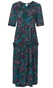 Viskose-Kleid mit halblangen Ärmeln, V-Ausschnitt, moderner geometrischer Musterung in Türkis, Lila und Schwarz, locker fallend, mit seitlichen Taschen, midilanger Schnitt.