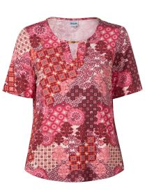Viskose-Mix-Shirt mit kurzem Arm, Rundhalsausschnitt mit Schlitz und Holz-Knopf, farbenfrohes Patchwork-Muster in Rot-, Rosa- und Orangetönen, bequeme Passform, leichte Viskosequalität