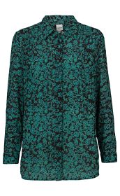 Viskose-Bluse mit langem Arm, schwarzer Grundfarbe und türkisblauem Blumenmuster, Knopfleiste vorne, spitzer Kragen, leichte Raffung an den Schultern