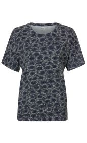 Dunkelblaues Baumwoll-Shirt mit kurzen Ärmeln und Rundhalsausschnitt, Muster aus hellen, ovalen Punkten in konzentrischen Kreisen, gerade geschnitten, schlicht und modern