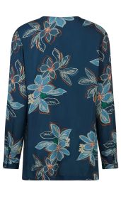 Modal-Bluse aus fließendem Modalstoff, dunkelblau mit großem floralen Muster in Hellblau, Weiß, Rot und Grün, langärmlig, Rückenansicht, Manschetten mit Knöpfen