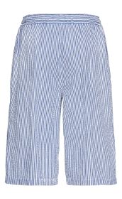Baumwoll-Hose mit blau-weiß gestreiftem Muster, elastischem Bund, knieumspielender Länge, legerem Schnitt und leichter Faltenstruktur