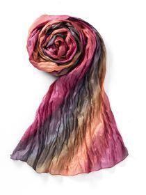 gefalteter Seidenschal mit Faltenstruktur, in Spiralform gerollt, Farbverlauf von Rosa, Lila, Grau bis Orange, auf weißem Hintergrund