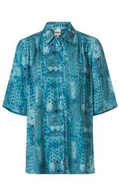 Viskose-Bluse in Türkis mit kurzem Ärmel, Knopfleiste, Hemdkragen und feinem, blau-schwarzem Paisley- und Muster-Mix.