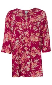 Viskose-Bluse mit 3/4-Ärmeln in kräftigem Pink, floralem Muster in Rosa- und Beigetönen, Rundhalsausschnitt mit Knopfleiste und feinen Falten am Vorderteil, leichter, fließender Stoff