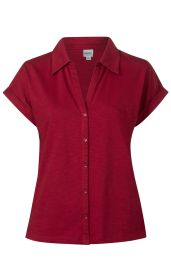 Rotes Baumwoll-Shirt mit kurzärmeliger Knopfleiste, Hemdkragen und aufgekrempelten Ärmeln, gerade geschnitten