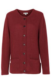 rote Alpaka-Strickjacke mit Rundhalsausschnitt, langen Ärmeln, durchgehender Knopfleiste mit schwarzen Knöpfen und zwei seitlichen Taschen, feine gestrickte Textur