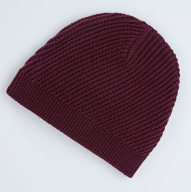 burgunderrote gestrickte Mütze aus Baumwoll-Mix mit feinem Rippmuster und engem Bund, flach liegend auf weißem Hintergrund