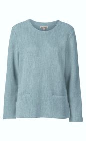 Hellblauer Alpaka-Pullover mit Rundhalsausschnitt, langen Ärmeln und zwei kleinen aufgesetzten Taschen vorne, feine gestrickte Struktur, leicht lockerer Schnitt