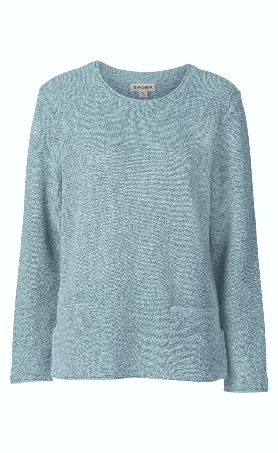 Hellblauer Alpaka-Pullover mit Rundhalsausschnitt, langen Ärmeln und zwei kleinen aufgesetzten Taschen vorne, feine gestrickte Struktur, leicht lockerer Schnitt