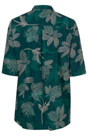 Rückansicht einer grünen Viskose-Bluse mit kurzen Ärmeln, floralem Muster in Beige, Rückenfalte und Hemdkragen