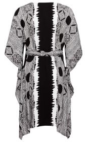 Viskose-Kaftan, schwarz-weiß, mit breitem schwarzen Mittelstreifen und komplexem geometrischem Muster, weite Armöffnung, taillierter Gürtel, locker fallender Schnitt, asymmetrischer Saum
