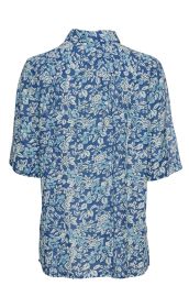 Rückansicht einer Viskose-Mix-Bluse mit kurzem Ärmel, blauem Grundton und zartem, hellblau-weißem Blumenmuster, klassischem Hemdkragen, lockerer Passform