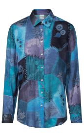 Langärmliges Hemd mit Knöpfen in Blau- und Lilatönen, Patchwork-Muster mit floralen und blattförmigen Applikationen, klassischer Kragen, leichte Falten und strukturierte Stoffoptik