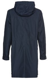Rückansicht einer dunkelblauen Baumwoll-Jacke mit Kapuze, langen Ärmeln und Taillenzug, knopfbare Ärmelabschlüsse, knieumspielende Länge, schlichte Nahtführung