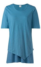 blaues Baumwoll-Shirt mit kurzärmeligem, asymmetrischem Schnitt, vorderer langer Spitze, rundem Halsausschnitt, darunter sichtbarer Streifenjersey in Blau, schlichtes Design ohne Muster oder Aufdruck