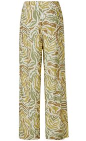 Viskose-Hose mit weitem Bein, elastischem Bund und abstraktem Animal-Print in Grün-, Beige- und Gelbtönen auf weißem Hintergrund