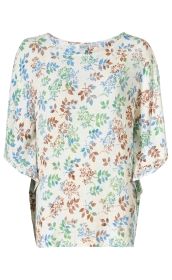 Viskose-Bluse mit lockerem Schnitt, halblangen Ärmeln, rundem Ausschnitt, cremefarbenem Grundton mit floralem Muster in Blau, Grün und Braun, leichter, strukturierter Stoff