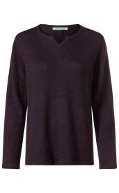 Dunkelvioletter Alpaka-Pullover mit langem Arm, Rundhalsausschnitt mit kleinem V-Detail, feine Strickstruktur, gerade geschnitten, schlichtes Design, isolierter weißer Hintergrund