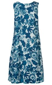 Ärmelloses Viskose-Kleid in A-Linie mit blauem Blumen- und Blättermuster auf weißem Hintergrund, Rundhalsausschnitt, leichter A-Linien-Schnitt, mittellang, sommerlich und luftig.