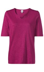 Damen-Baumwoll-Shirt in Dunkelrosa mit kurzen Ärmeln und leichtem Rundhalsausschnitt mit kleinem V-Einschnitt, leichte Struktur im Stoff, schlichtes Design, Vorderansicht