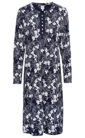Baumwoll-Nachthemd dunkelblau mit langem Arm, Rundhalsausschnitt, Knopfleiste mit fünf Knöpfen vorne, weißes florales Muster aus Blüten und Blättern, knielang, lässige Passform.