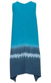 Baumwoll-Kleid ohne Ärmel, in Blau und Dunkelblau mit weißem Batik-Muster, V-Ausschnitt hinten, asymmetrischer Saum, leichte Plissee-Struktur