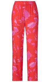 Rote Viskose-Hose mit elastischem Bund, gerade geschnitten, mit großflächigem pinkfarbenem Blumenmuster, lange Beine, leichter Stoff