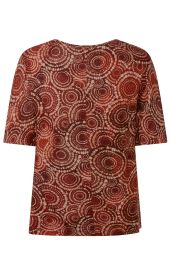 Viskose-Shirt mit kurzen Ärmeln, braun-rotem Muster aus konzentrischen Kreisen und Punkten, lockerer Sitz, rundem Ausschnitt, Rückansicht auf weißem Hintergrund