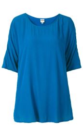 Viskose-Bluse in kräftigem Blau mit lockerem Schnitt, halblangen, weiten Ärmeln und Rundhalsausschnitt, leicht strukturierte Oberfläche, ohne Muster oder Verzierungen, lässiger und bequemer Stil