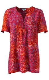 Viskose-Bluse mit kurzem Arm in roter Grundfarbe, Muster aus lilafarbenen und orangefarbenen floralen Formen, Rundhalsausschnitt mit Knopfleiste, lockere Passform