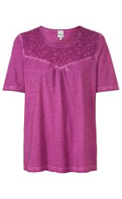 Baumwoll-Shirt in Pink mit rundem Ausschnitt, kurzen Ärmeln und floraler Spitze im oberen Brustbereich, locker geschnitten und leicht gerafft unterhalb der Spitze.