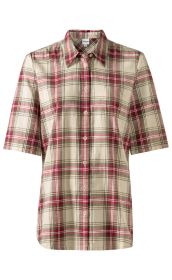 Baumwoll-Bluse mit kurzen Ärmeln, beige Grundfarbe, rotes und grünes Karomuster, durchgehende Knopfleiste, spitzer Kragen, gerade Passform, leichter Stoff
