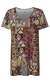 Kurzärmeliges Baumwoll-Mix-Kleid mit V-Ausschnitt, Patchwork-Muster in Braun-, Rot-, Grün- und Cremetönen, florale und geometrische Motive, locker fallende Passform, knielang
